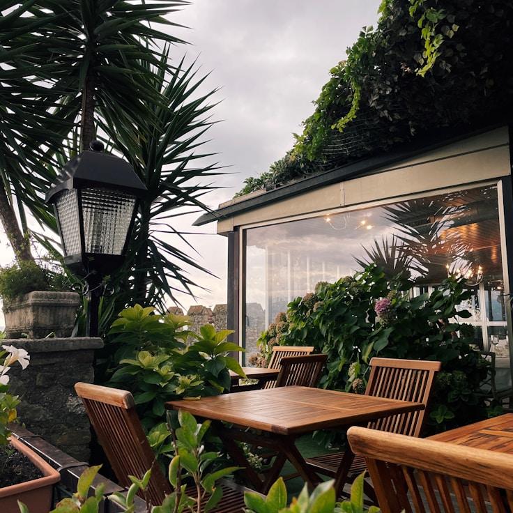 Family terraces and cafés for calm evenings in Toronto